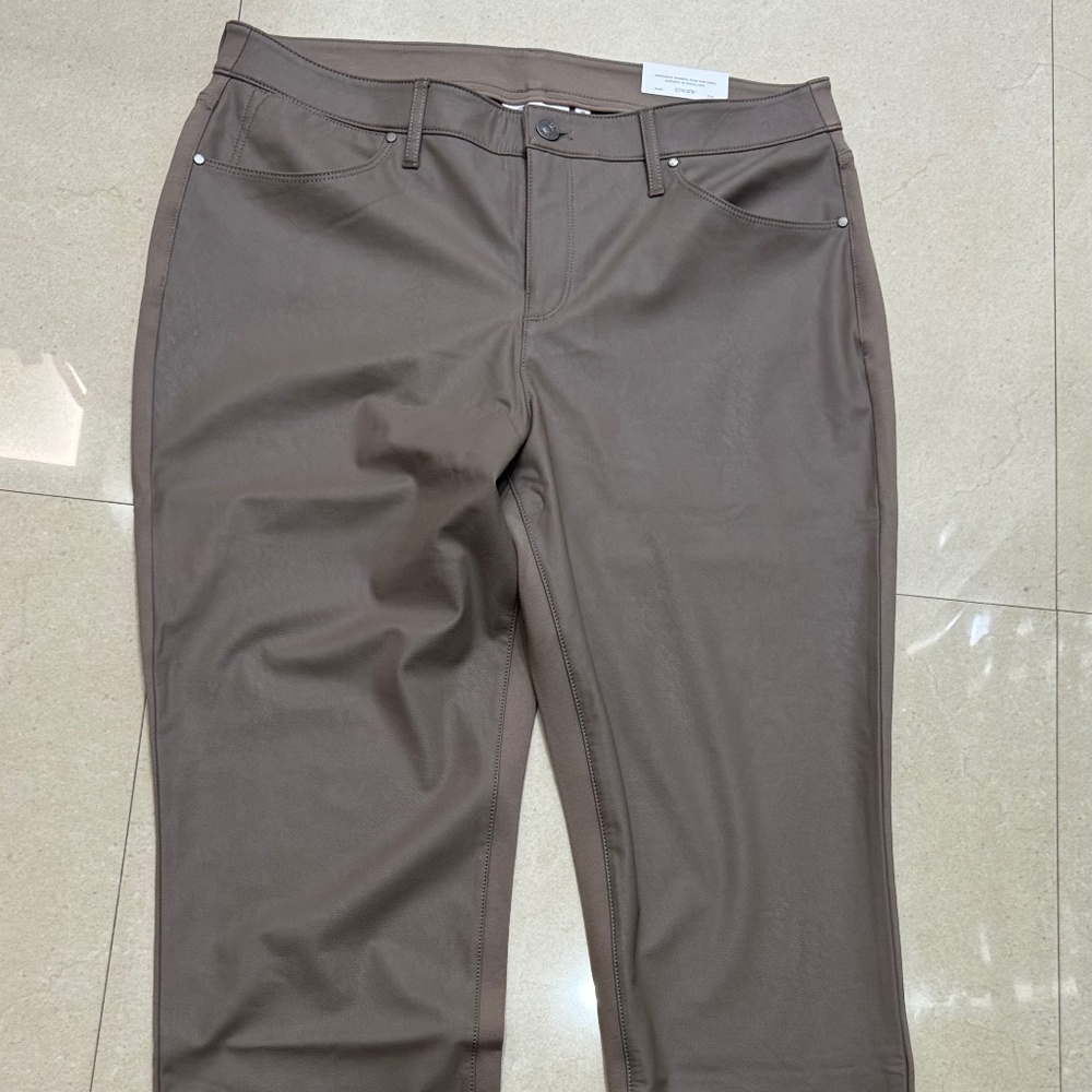 New With Tags Chico’s 2R 5 Pocket Faux Leather Front Pant